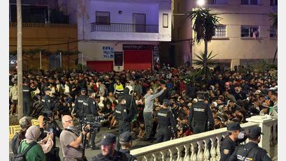 Bild: Gabriela Sardá Núñez/EUROPA PRESS/dpa
Die Polizei musste die Menge mit zusätzlichen Kräften unter Kontrolle bringen.