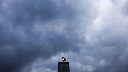 Bild: Moritz Frankenberg/dpa
Bei Volkswagen läuft es schlechter als erwartet. (Archivbild)