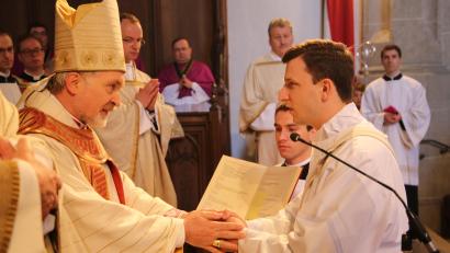 Bild: Geraldo Hoffmann
Mit der Priesterweihe im Dom zu Eichstätt durch den damaligen Bischof Gregor-Maria Hanke begann für Michael Polster im Jahr 2018 sein seelsorgerisches Wirken.