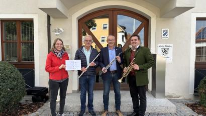 Bild: Michael Rabenhofer
Eine wichtige Spende für die Blaskapelle St. Georg in Rieden kam jetzt von der Organisation „Integrierte Ländliche Entwicklung Oberpfälzer Jura. Im Bild von links: Franziska Sippl (ILEO), der Kassier der Blaskapelle, Adalbert Obermeier, Riedens Bürgermeister Erwin Geitner und Blaskapellenvorsitzender Sebastian Zapf.