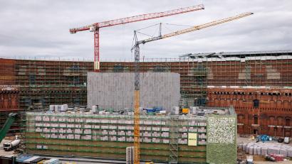 Bild: Daniel Karmann/dpa
Die Bauarbeiten liegen voll im Zeitplan. Zur Spielzeit 2028/2029 wird das Staatstheater im neuen Opernhaus starten.