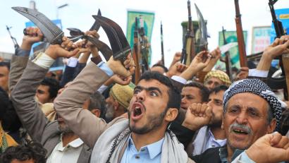 Bild: Osamah Abdulrahman/AP/dpa
Anhänger der Huthi-Rebellen skandieren im Jemen Parolen gegen Saudi-Arabien.