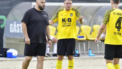 Archivbild: Hubert Ziegler
Reichlich Gesprächsbedarf gab's nach der 0:4-Niederlge zwischen FC-Trainer Erkan Kara, Matthias Graf (Mitte) sowie Kapitän Mario Schmien.