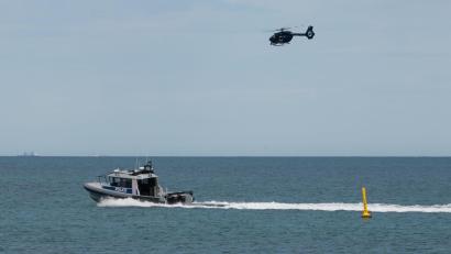 Bild: Andrew O'Connor/Australian Broadcasting Corp/AP/dpa
Einsatzkräfte suchten mit Booten und einem Helikopter nach dem Opfer.