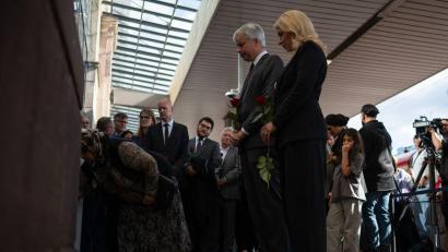 Bild: Hannes P.  Albert/dpa
Minister Bilger (l, CDU) und Bahnchefin Palla verneigen sich im ehrenden Gedenken.