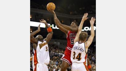 Bild: John G. Mabanglo/epa/dpa
Michael Sweetney (Mitte) spielte in der NBA für die Bulls und die Knicks. (Archiv-Foto)