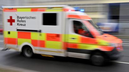 Bild: Peter Kneffel/dpa
Der Rettungsdienst bringt die Frau in ein Krankenhaus. (Symbolbild)