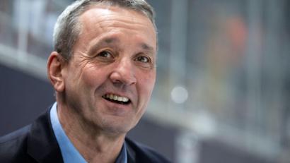 Bild: Sven Hoppe/dpa
Krefelds Coach Thomas Popiesch bekam es zum DEL-Start mit seinem langjährigen Ex-Club zu tun. (Archivbild)