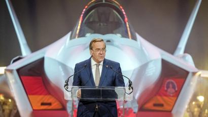 Bild: Kay Nietfeld/dpa
Verteidigungsminister Boris Pistorius vor der F-35