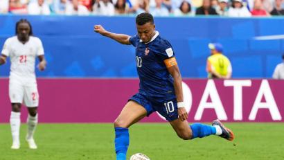 Bild: Rebecca Blackwell/AP/dpa
Bald nicht mehr in Nike-Schuhen: Kylian Mbappé. (Archivbild)