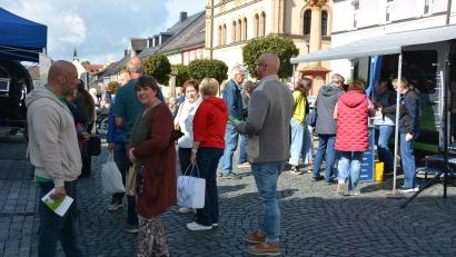 Bild: Josef Rosner
Am Donnerstag war wieder Wochenmarkt in der Kemnather Innenstadt, das Wetter spielte auch mit.