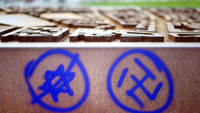 Symbolbild: Daniel Reinhardt
Es ist nicht immer offene Gewalt, es sind auch solche Schmierereien. Antisemitismus und Israelhass sind weiter auf dem Vormarsch.
