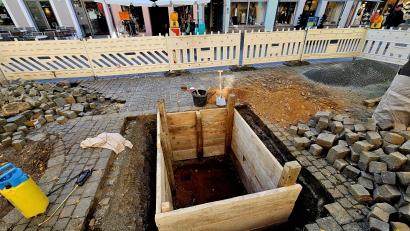 Bild: blf
In diesem Schacht am Oberen Markt in Weiden entdeckten Archäologen Reste einer alten Straße, die wohl im Spätmittelalter die beiden Tore in der Altstadt verband.