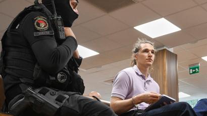 Bild: Pavel Bogolepov/AP/dpa
In Ungarn hat das Berufungsverfahren gegen die non-binäre Person Maja T. aus Deutschland begonnen.