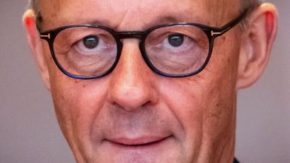 Bild: Michael Kappeler/dpa
Die politische Zukunft von Kanzler Friedrich Merz bleibt ungewiss.