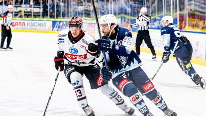 Bild: Elke Englmaier
Brayden Tracey (rechts) erzielte drei Tore bei seinem Pflichtspieldebüt für die Blue Devils Weiden.