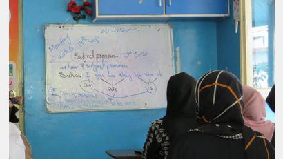 Bild: Jawad Kohnaward/dpa
„Im KI-Zeitalter müssen wir einfach alle Englisch können“, sagt eine Englischlehrerin in Afghanistan.