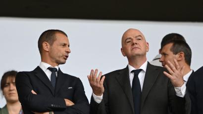 Bild: Robert Michael/dpa
Der Machtkampf der UEFA gegen FIFA-Boss Infantino (r) geht weiter. (Archivbild)