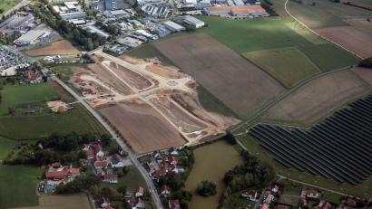 Bild: Bernd Georgi
So sieht der erste Abschnitt des Gewerbegebiets West II aus der Luft aus. Die Bauarbeiten schreiten deutlich schneller voran, als ursprünglich geplant.