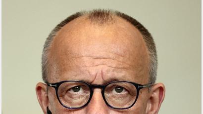 Bild: Christoph Soeder/dpa
Kanzler Merz blickt in eine ungewisse Zukunft.