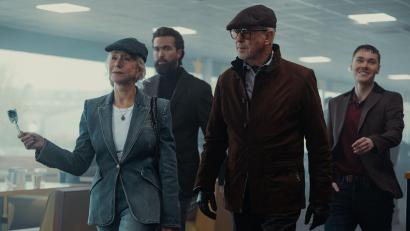 Bild: Luke Varley/Paramount+/dpa
In der zweiten Staffel sind zu sehen: Helen Mirren als Maeve Harrigan, Emmett J Scanlan als Paul, Pierce Brosnan als Conrad Harrigan und Jack Archer als Fergus.