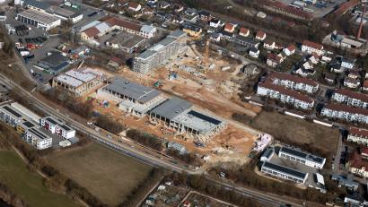 Bild: Bernd Georgi
Das Areal zwischen der Amberger Straße (oben) und der Vilstalstraße (unten) ist eine Großbaustelle. Während oben Wohnblocks, genannt "Stadtgarten", entstehen, wird darunter am Zolltrainingsgelände gebaut. Das Luftbild entstand im April. Mittlerweile ist der Baufortschritt deutlich weiter.