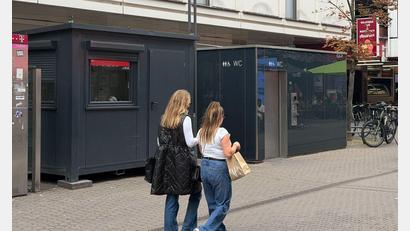 Bild: Dominik Kotzur/dpa
Diese Toilette in der Kölner Innenstadt wird ständig bewacht - und das ist ganz schön teuer.