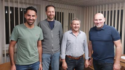 Bild: mfh
Als Vorsitzender im Rechnungsprüfungsausschuss wurde Thomas Dotzler und als Stellvertreter Markus Schmidt bestätigt, (von links) Kevin, Haas, Thomas Dotzler, Markus Schmidt und Bürgermeister Bruno Heindl.