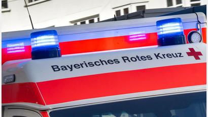 Bild: Peter Kneffel/dpa
Der Rettungsdienst bringt den Mann ins Krankenhaus. (Symbolbild)