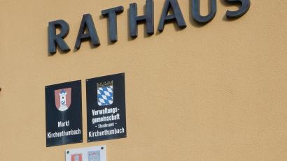 Bild: Robert Dotzauer
Vier Millionen Euro Neukredite? Viel zu viel sagt die Kommunalaufsicht. In Absprache mit dem Landratsamt reduzierte der Rat die Kreditaufnahme und erhöhte zum Ausgleich hoffnungsvoll die Ansätze auf der Einnahmenseite des Vermögenshaushaltes.