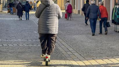 Archivbild: Wolfgang Steinbacher
Um E-Scooter- und Radfahrer in der Amberger Fußgängerzone künftig besser kontrollieren zu können, setzt die Stadt auf den Ordnungsdienst des Kommunalen Zweckverbands Verkehrssicherheit.