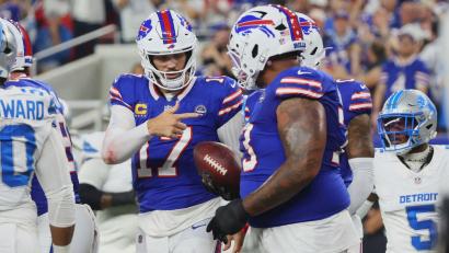 Bild: Jeffrey T. Barnes/AP/dpa
Josh Allen (Mitte) führte die Bills zum ersten Heimsieg im neuen Stadion.