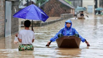 Bild: Pham Tuan Anh/VNA/AP/dpa
Am Stadtrand von Hanoi stand das Wasser meterhoch in den Straßen.
