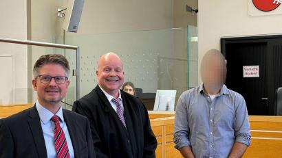 Bild: Thomas Strünkelnberg/dpa
Da haben die Anwälte gut lachen: Freispruch für einen wegen angeblicher Tötungsdelikte angeklagten Arzt.