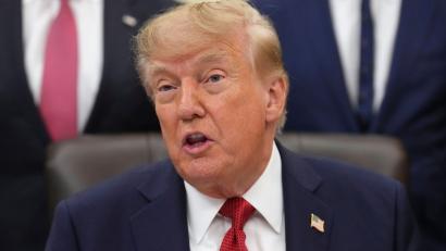 Bild: Jacquelyn Martin/AP/dpa
US-Präsident Donald Trump schließt aus, dass die USA für ein gedrosseltes Tempo bei der KI-Entwicklung sorgen. (Archivbild)