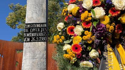 Bild: Julian Degler/dpa
Ein Blumengesteck am Denkmal erinnert an die Opfer des Oktoberfest-Attentats.