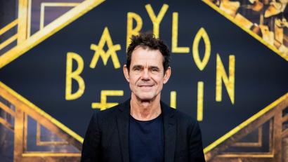 Bild: Christoph Soeder/dpa
Tom Tykwer und das Team um „Babylon Berlin“ haben eine Reichtstag-Plenarsitzung im Hamburger Rathaus gedreht. (Archivbild)