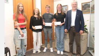 Bild: Josef Pilfusek
Bürgermeister Robert Lindner (rechts) zeichnet Nina Pakhomova, Lena Helgert, Matthias Schieder, Hanna Fütterer (von links) aus.