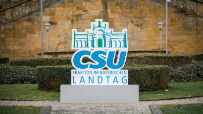 Bild: Daniel Vogl/dpa
Die Landtags-CSU tritt sich im oberfränkischen Kloster Banz. (Archivbild)