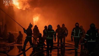 Bild: -/Ukrainian Emergency Service via AP/dpa
Auch das Kiewer Umland wird regelmäßig mit russischen Drohnen- und Raketenangriffen überzogen. (Archivbild)