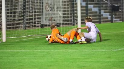 Bild: Dieter Jäschke
Die vorentscheidende Szene im Bayernliga-Derby: Gebenbachs Noah Pirner (weißes Trikot) spitzelt den Ball an SpVgg-SV-Keeper Eric Schlesinger vorbei zum 2:1 ins Tor.