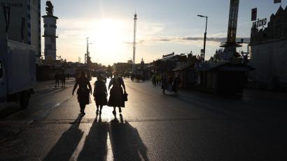 Bild: Karl-Josef Hildenbrand/dpa
Die Sonne geht über der Theresienwiese auf - und verspricht einen sonnigen Start ins Oktoberfest.