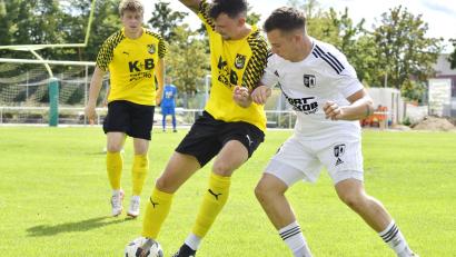 Archivbild: Hubert Ziegler
Der FC Amberg (gelb) sicherte sich im Spiel gegen Bad Abbach einen Punkt.