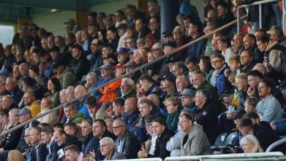 Bild: Dieter Jäschke
Das Sparda-Bank-Stadion hatte am Freitag Rekordbesuch in der Liga: 1275 Verfolgten die Partie der SpVgg SV gegen die DJK Gebenbach.