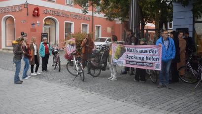 Bild: Ernst Frischholz
Am Pfarrplatz in der Fußgängerzone formierten sich die Demonstrierenden. Im Rahmen der Kampagne „Nazis aus der Deckung holen“ führte die Route zu mehreren Stationen in der Weidener Innenstadt.