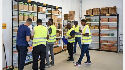 Bild: Patrick Pleul/dpa
Viel ist in den vergangenen zehn Jahren über den sogenannten Spurwechsel vom Asylverfahren in die Erwerbsmigration gestritten worden. In Branchen wie Gastronomie, Pflege, Transport und Logistik herrscht Arbeitskräftemangel. (Symbolbild)