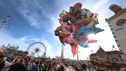 Bild: Karl-Josef Hildenbrand/dpa
Die Wiesn ist eröffnet.