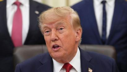 Bild: Jacquelyn Martin/AP/dpa
Trump hat das gegen Russland gerichtete Sanktionsgesetz unterzeichnet.