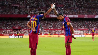 Bild: Jose Breton/AP/dpa
Raphinha feiert gemeinsam mit Lamine Yamal.