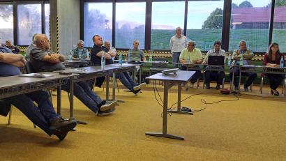 Bild: Elfriede Weiß
Schönsees Bürgermeister Reinhard Kreuzer (zweiter von rechts), Landschaftsarchitekt Andreas Thammer (stehend) und Investor Thomas Janke (sechster von rechts) erläuterten die Pläne für den neuen Verbrauchermarkt.